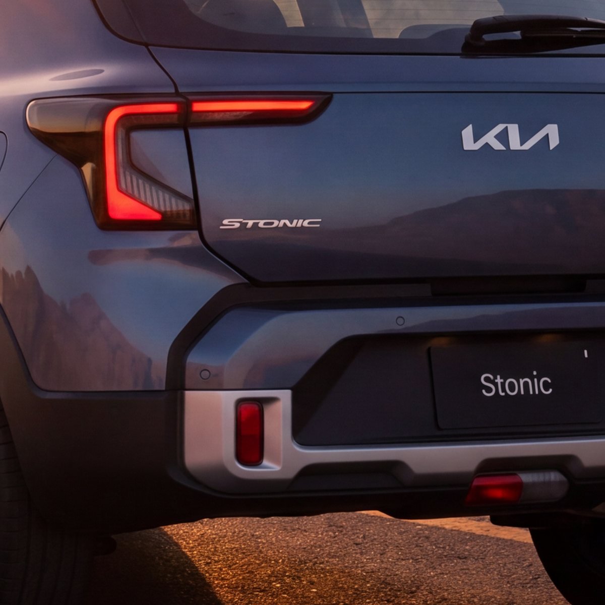 Close view of the LED tail lamp, Kia badge and Stonic lettering on the tailgate